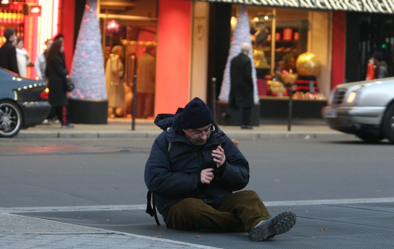 „Exploatare nemiloasă”. Un cerșetor român din Irlanda a convins doi pensionari să-i ofere economiile lor de-o viață