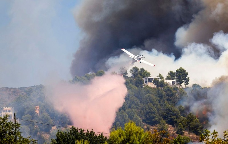 Franța și Spania se confruntă cu cel mai grav val de incendii de vegetație din istoria recentă: 100.000 de hectare de teren au fost făcute scrum