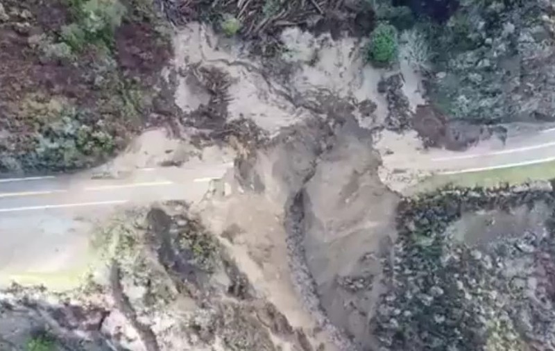 Imagini incredibile surprinse din dronă. O porțiune din „drumul Pacificului”, una dintre cele mai cunoscute autostrăzi din SUA, s-a prăbușit în ocean