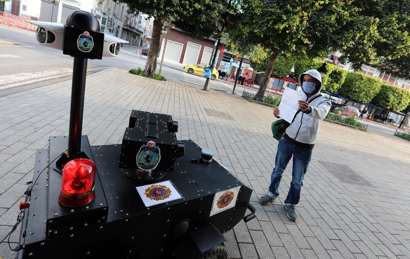 FOTO: În Tunisia, un robot-polițist este trimis pe străzi să patruleze și să legitimeze trecătorii