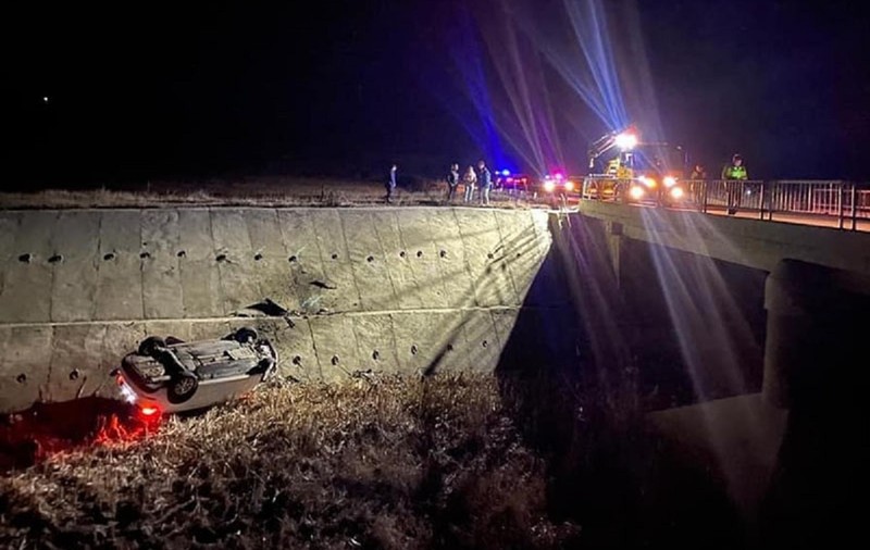 Mașina a sunat la 112, după ce doi tineri de 19 ani au zburat 30 de metri cu o Skoda abia cumpărată și s-au răsturnat într-un râu, în Botoșani