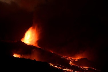 Patru localități din insulele Canare au fost evacuate din calea lavei | Foto: EPA-EFE/MIGUEL CALERO