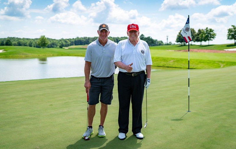 Donald Trump a jucat golf, sâmbătă, zi în care 1.000 de oameni au murit de coronavirus în SUA