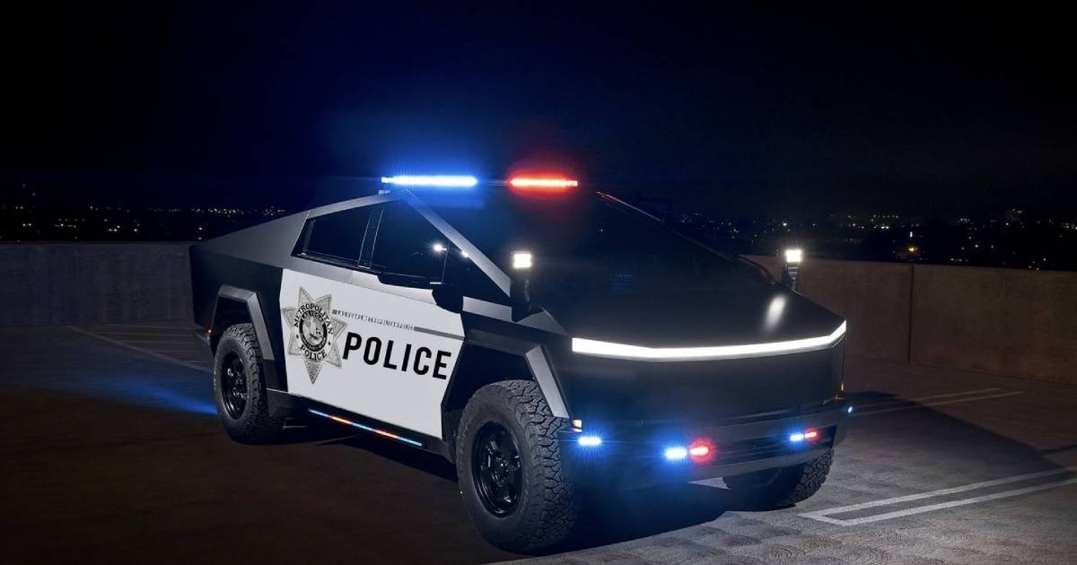 masina de politie testla cybertruck cu sirenele aprinse