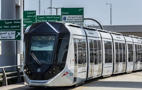 Tramvaiul din Dubai circulă pe un traseu circular în zona Marina și JBR și face legătura cu metroul din Dubai și cu monorailul Palm