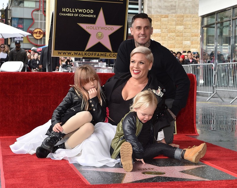 Pink a răbufnit după ce s-a zis că s-a separat de soțul ei după 20 de ani de căsnicie: „Nu știam! Vreți să le spuneți și copiilor noștri?”