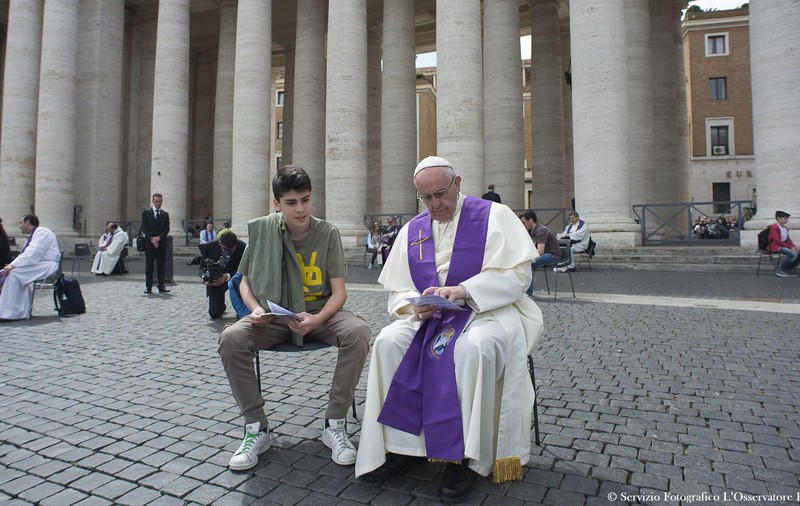 Gestul neașteptat al Papei Francisc! Acesta a spovedit mai mulți tineri în Piața Sfântul Petru| FOTO VIDEO