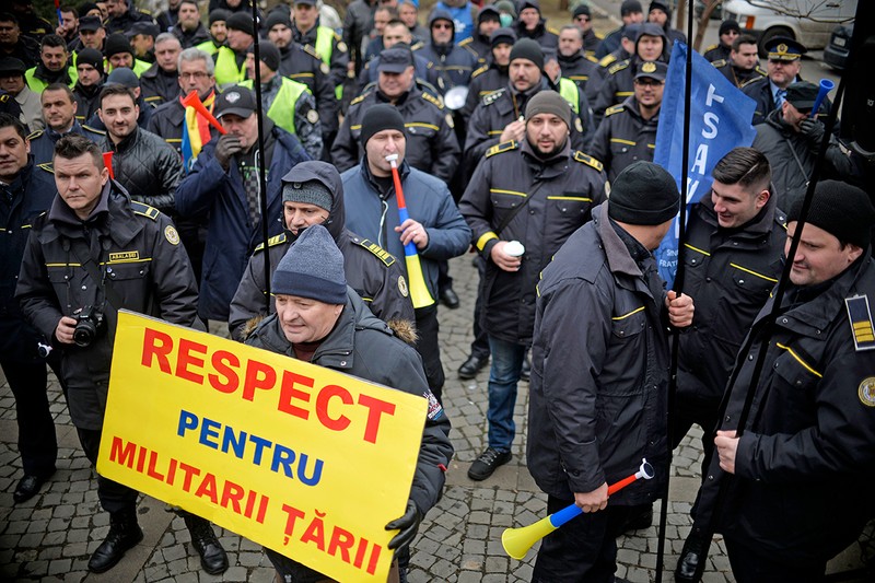 Membrii ai sindicatelor polițiștilor, lucrătorilor din penitenciare precum și rezerviști militari protestează în fața ministerului Afacerilor Interne / Hepta