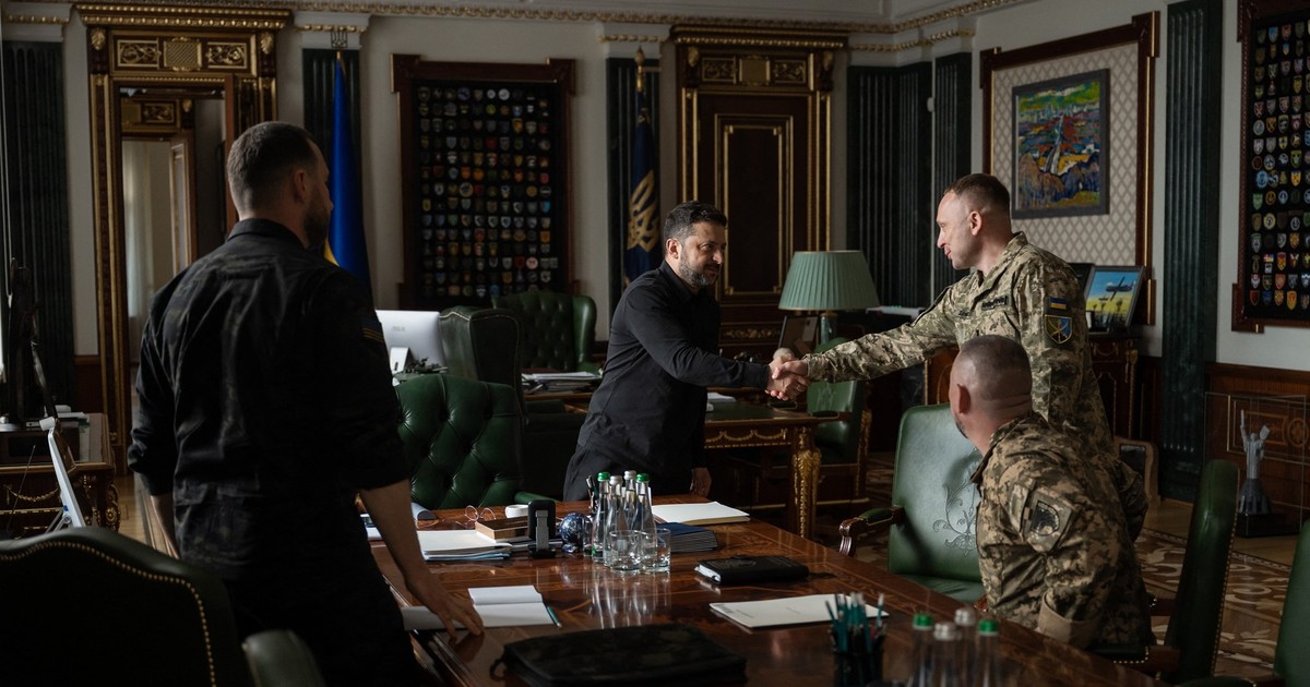 Volodimir Zelenski dă mâna cu generalul Mîhailo Drapatîi Foto: Profimedia