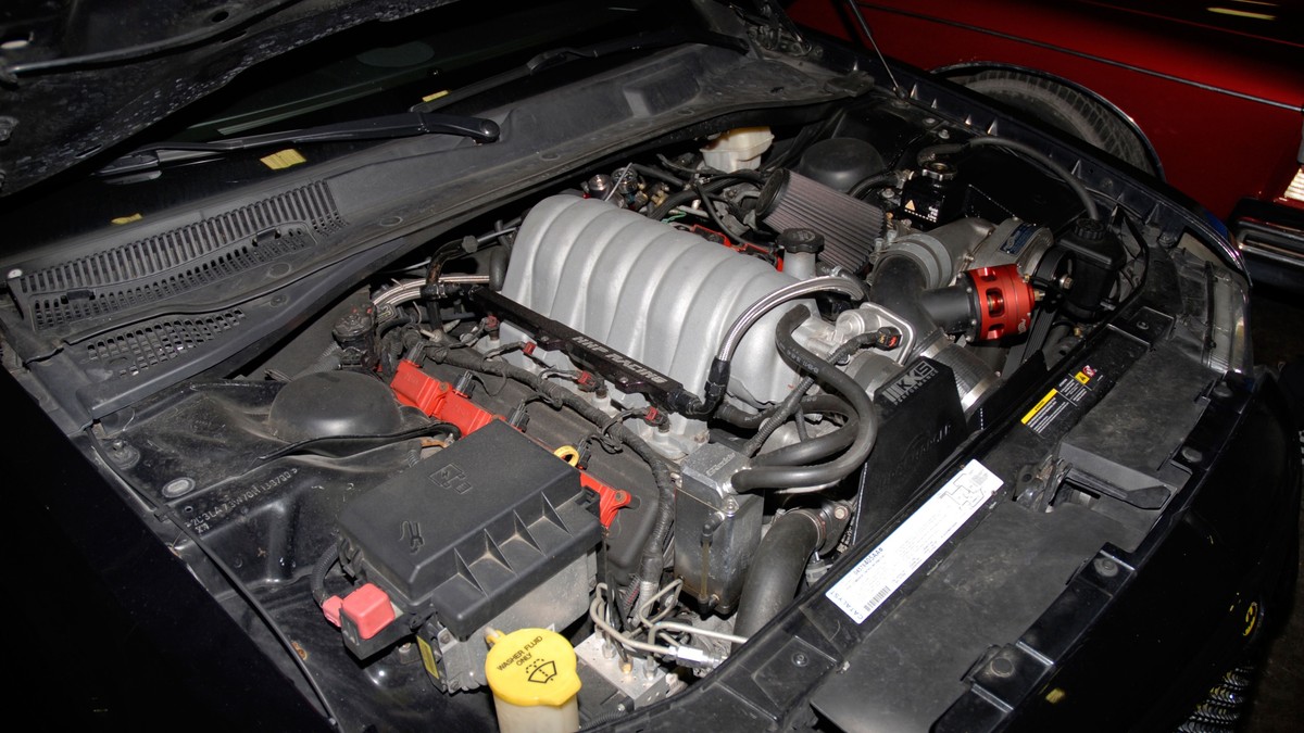 Un test simplu, dar extrem de important, este verificarea nivelului și a calității uleiului de motor. Fotografie cu caracter ilustrativ. Foto: Profimedia Images.