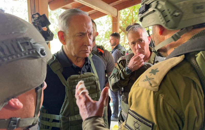 Benjamin Netanyahu a vizitat, pentru prima dată, comunitățile devastate de masacrele Hamas și s-a întâlnit cu militarii desfășurați la granița cu Gaza | VIDEO
