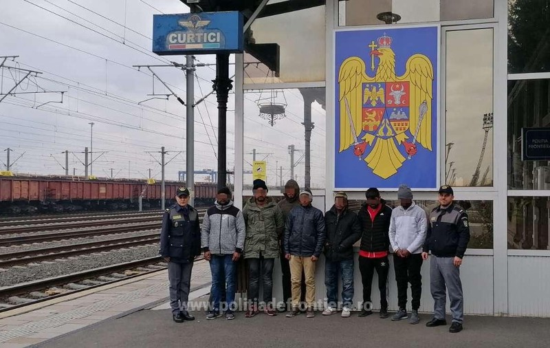 Şapte bărbați din India, cu drept de muncă în România, dați jos din tren la Curtici.  Ce au găsit vameșii asupra lor