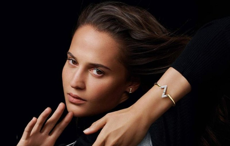 Furie pe rețelele sociale după ce Louis Vuitton a lansat bijuterii ce seamănă cu „Z”-ul tancurilor lui Putin. Presa rusă scrie că „reclama pare să susțină operațiunea militară”