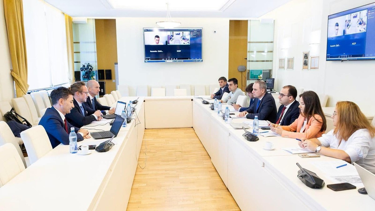 Ministrul Finantelor, Alexandru Nazare, la intalnirea cu delegatia Standard and Poor's. Foto: Facebook