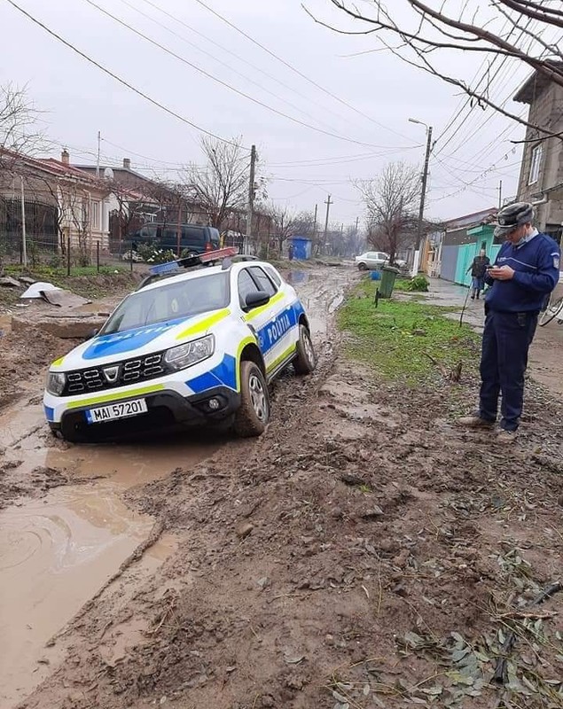 O mașină de poliție din Brăila s-a împotmolit în noroi. Agenții au fost ajutați de localnici