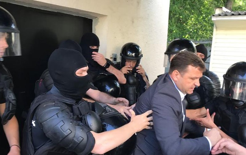 VIDEO | Altercaţii la Chişinău. Ministrul de interne din Guvernul Sandu s-a îmbrâncit cu șeful demis al Poliției