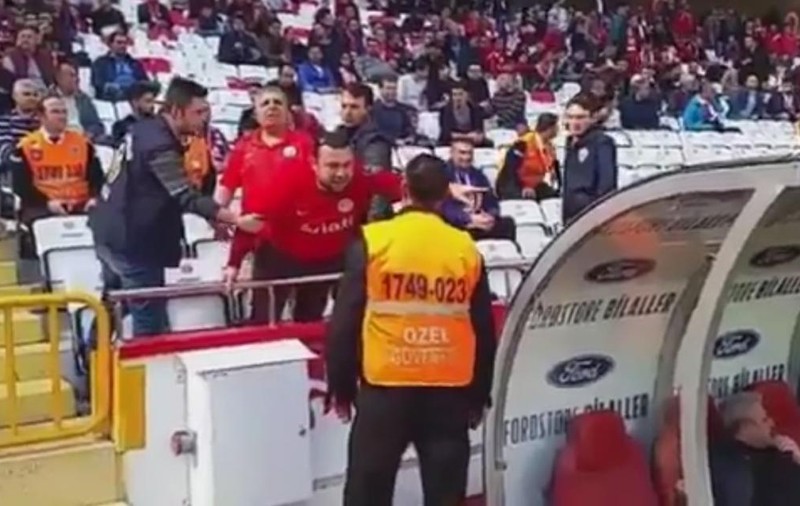 Șumudică era s-o pățească la turci. Fanii furioși au vrut să sară la el, dar au fost opriți în ultimul moment! | VIDEO