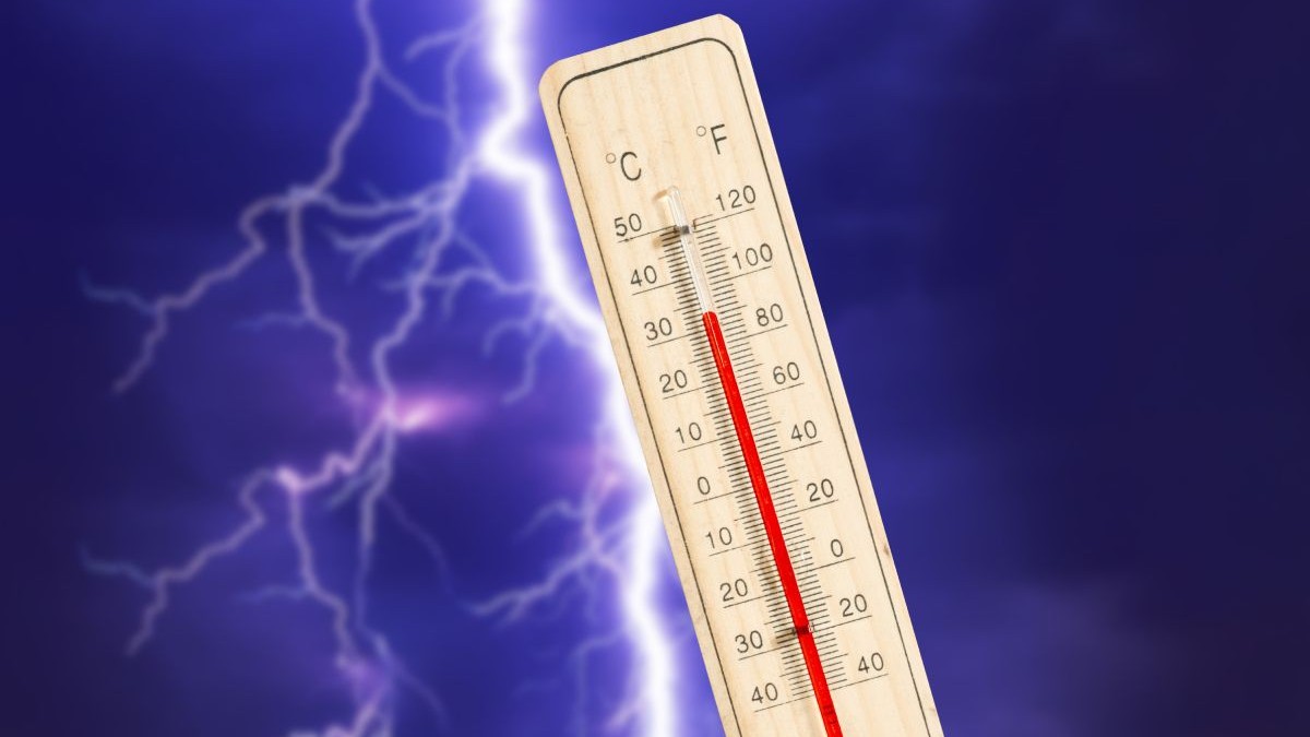 Imagine creativă cu un termometru care indică căldură excesivă, peste 30 de grade Celsius, iar pe fundal nori de furtună și fulgere