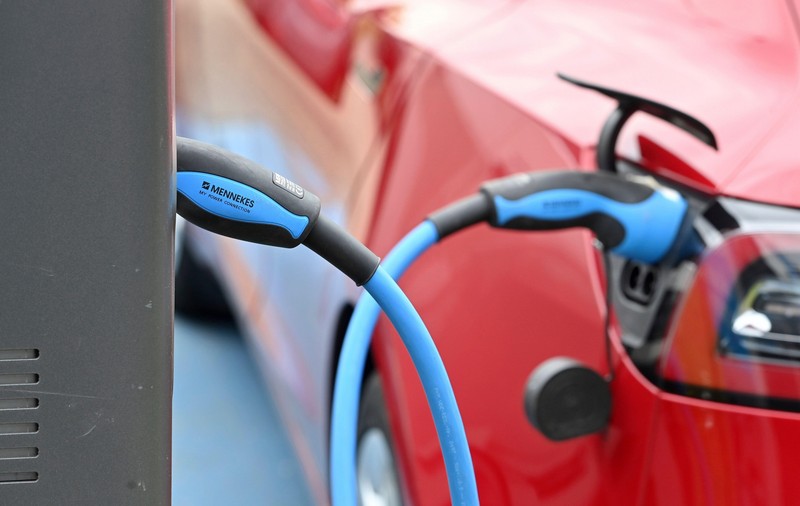 Un român a fost prins în timp ce fura curent de la primărie pentru a-și încărca mașina Tesla, în Italia. Ce explicație a dat