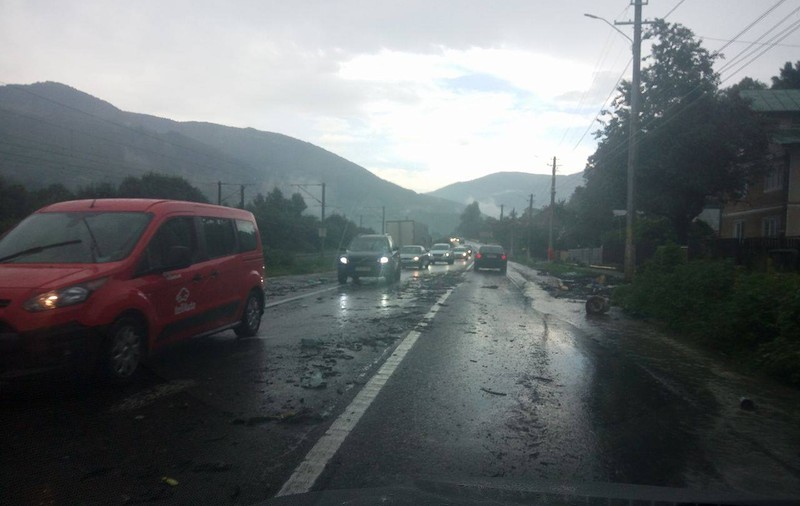 Inundații în Prahova! Coloană de mașini pe DN1 de la Sinaia la Comarnic, din cauza aluviunilor