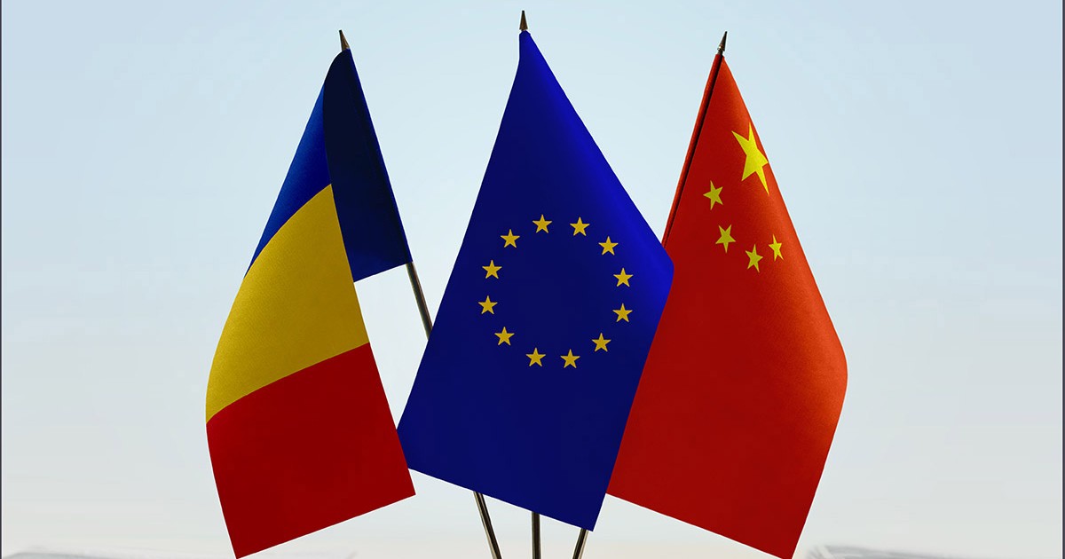 Steagurile României, Uniunii Europene și Chinei sunt așezate vertical, unul lângă altul, pe suporturi metalice