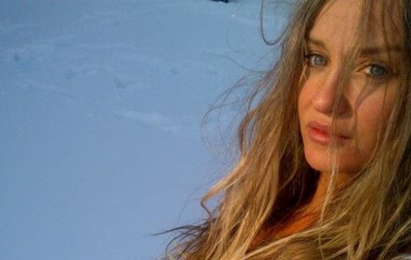 Tania Budi, în călduri? Uite-o aproape dezbrăcată, înconjurată de zăpadă!