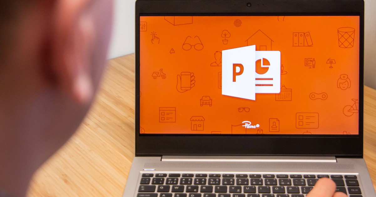 Un tanar face o prezentare in Powerpoint