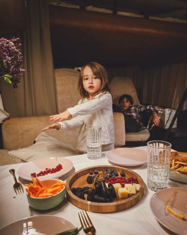 Dana Rogoz a dormit cu familia în rulotă, în fața grădiniței fiicei sale: „Nu ne plictisim”. Următoarea noapte a petrecut-o în fața școlii băiatului ei
