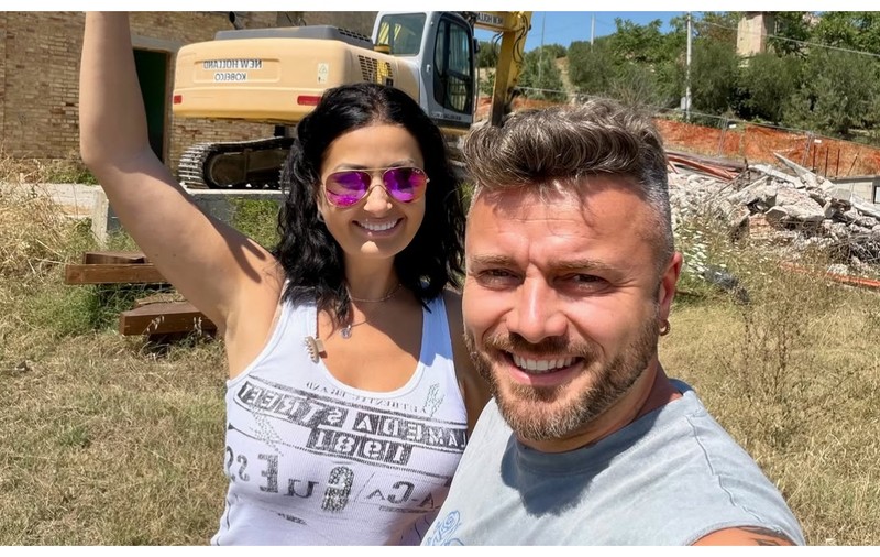 Imagini cu Gabriela Cristea și Tavi Clonda pe șantier. A început demolarea casei din Italia