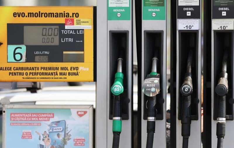 Imaginea prezintă detaliul unei pompe de alimentare dintr-o stație de carburanți, evidențiind pistoalele pentru benzină și motorină alături de ecranul digital de afișare a costului și litrajului. Foto: Libertatea/ Dumitru Angelescu