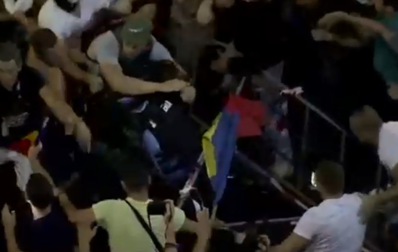 Un tânar a făcut scut cu propriul corp ca s-o apere pe jandarmerița atacată
