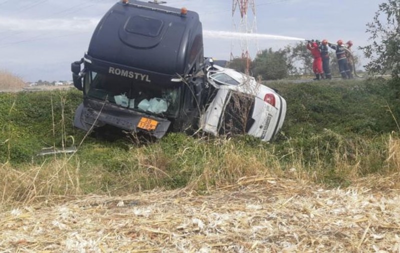 Pericol de explozie: O cisternă cu 32 de tone de kerosen s-a răsturnat pe centura Ploieștiului