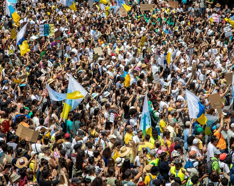 Mii de oameni au protestat în Tenerife, în Canare, pentru limitarea turismului: „Nu vrem să vedem insula murind”