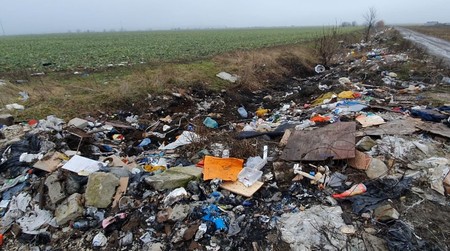 Locul unde se dă foc la gunoaie a fost acoperit de alte mizerii