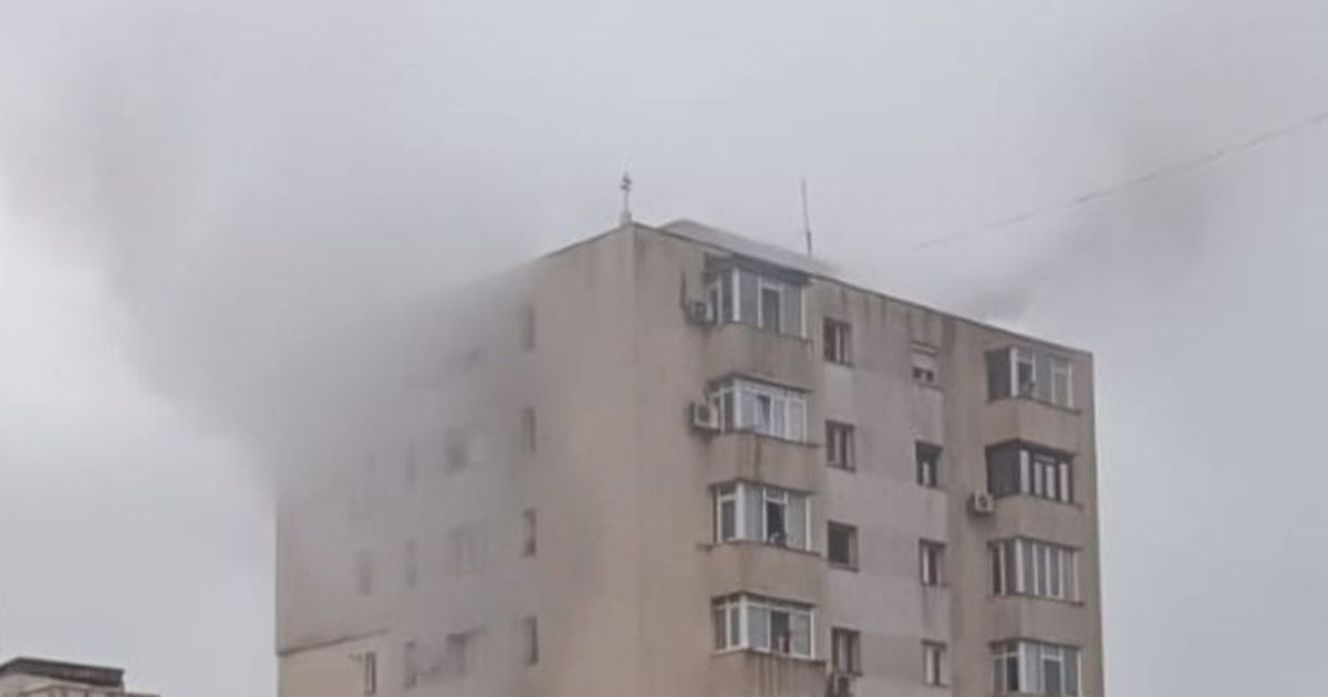 Un bloc de zece etaje din Iași este învăluit defum, octombrie 2025