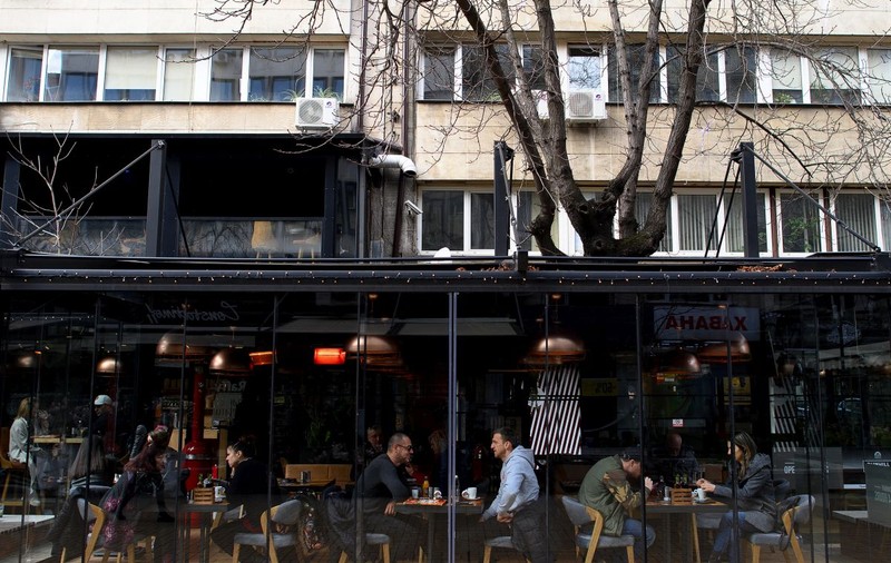Bulgaria relaxează restricțiile înaintea alegerilor, deși infectările și decesele cresc alarmant. „Lucrurile se vor aranja”