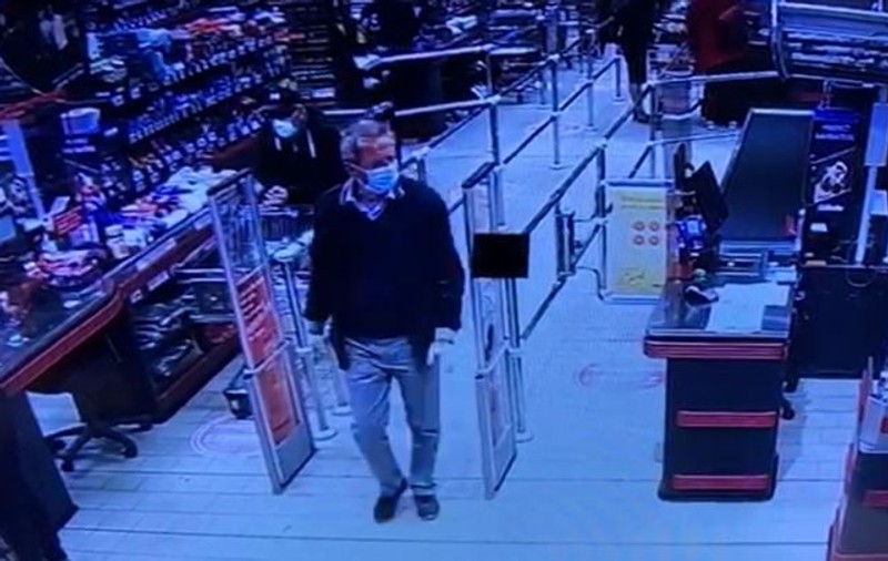 Bărbatul care a pierdut 30.000 de euro într-un supermarket din Timișoara, greu de identificat din cauza măștii de protecție