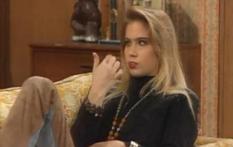 O ţii minte pe BLONDA PROASTĂ, dar BUUUNĂ din "Familia Bundy"? Nici nu credeai c-ai s-o vezi aşa pe KELLY BUNDY | FOTO&VIDEO