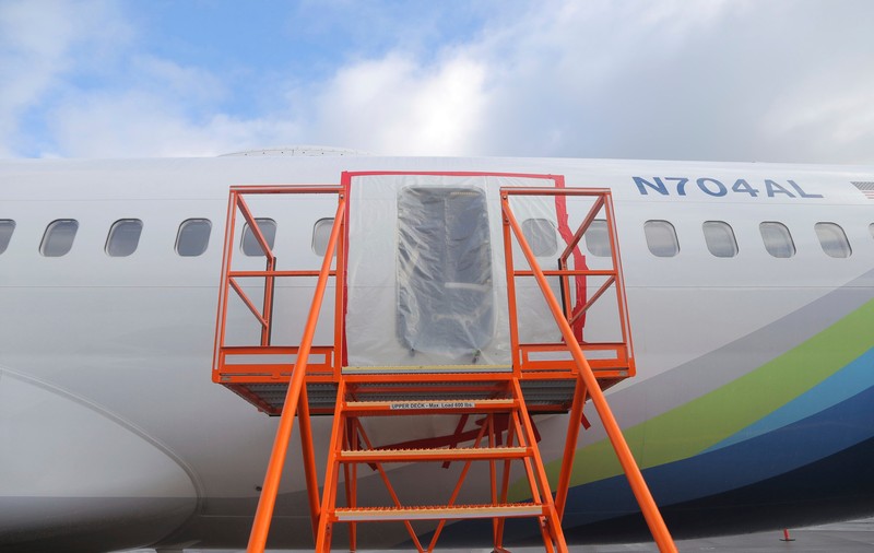 O parte din ușa avionului Boeing 737 al Alaska Airlines, desprinsă în zbor, găsită în curtea unui profesor din Portland