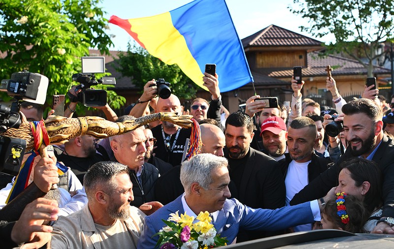 Steag cu simbolul Mișcării Legionare la un miting pro-Călin Georgescu. Purtătorul a ajuns inculpat, dar judecătorii l-au pedepsit simbolic