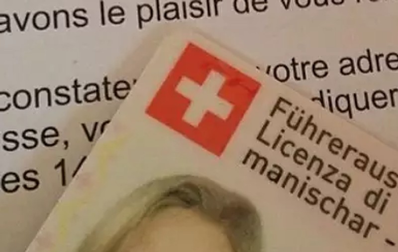 Femeie rămasă fără permis în Elveția, după ce s-a îmbătat și a făcut scandal într-un bar, dar nu s-a urcat la volan!