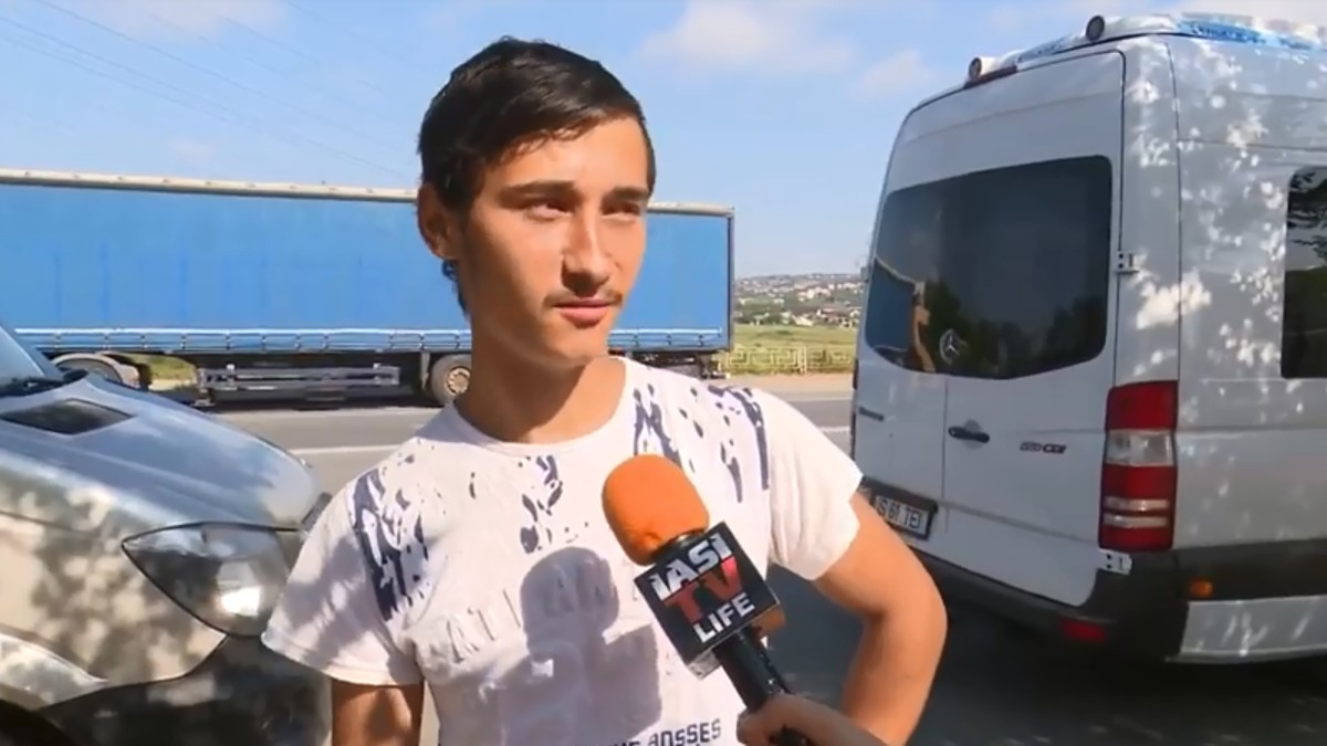 Un tânăr din Iași se recreează la mitingul PSD, după o săptămână de muncă. Speră și la un mic beneficiu ”200 di euro...”