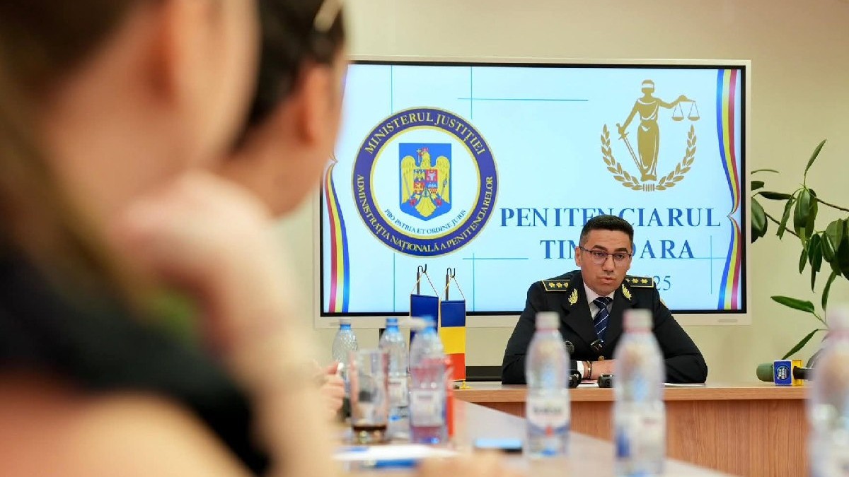Un comisar de poliție vorbește în cadrul unei conferințe de presă