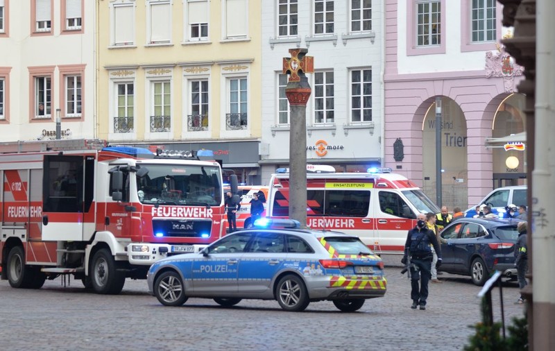 Cinci morți, inclusiv un copil mic, și mai mulți răniți, după ce o mașină a intrat în pietoni în orașul german Trier