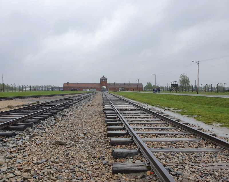 Răzvan Popescu de la Radio ZU a făcut Paștele la Auschwitz. „O vizită în lagăr ar trebui să fie obligatorie pentru orice om. Poate așa ne mai dispar gândurile războinice”