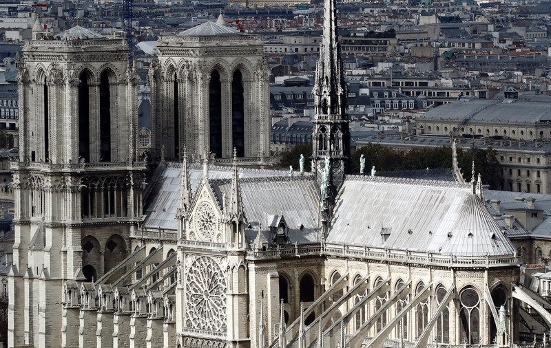 Istoricul Catedralei Notre-Dame din Paris. Construcția a început în 1163 și s-a încheiat după aproape 200 de ani