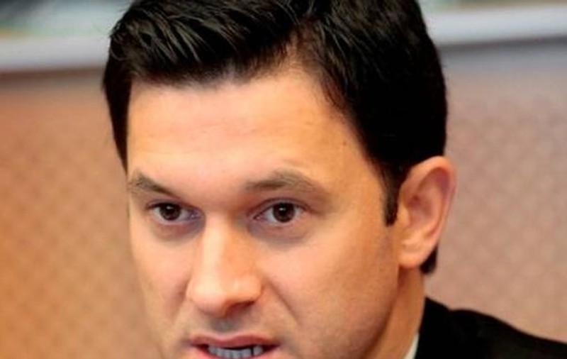 Europarlamentarul Petru Luhan se iubeşte cu o fată de bani gata!