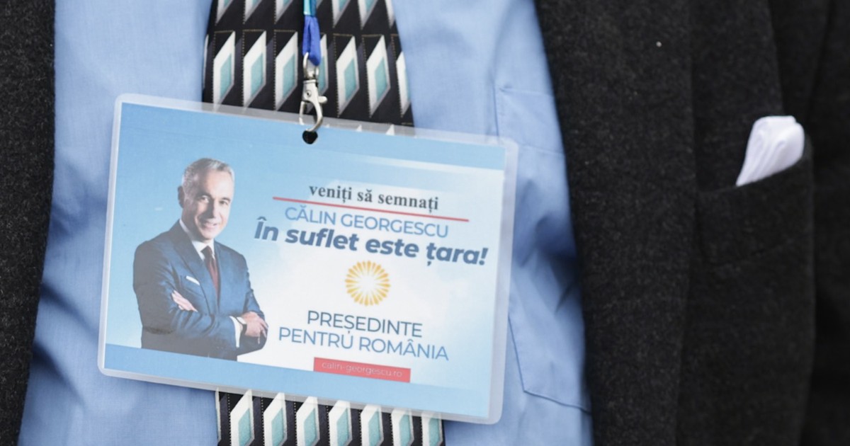 Ecuson din campanie cu îndemn la vot pentru Călin Georgescu