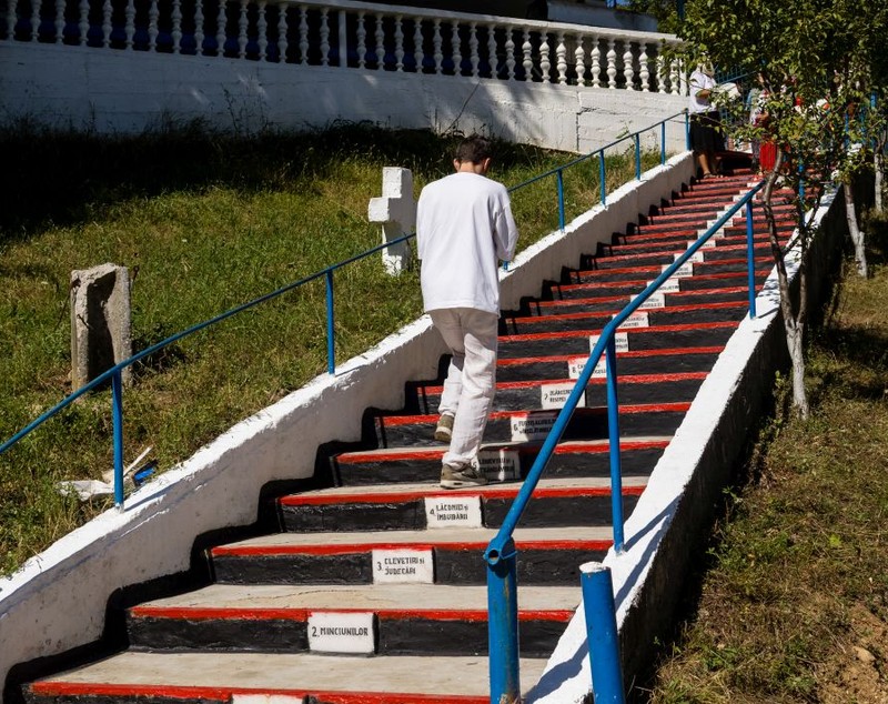 Cinci locuri pe care e musai să le vezi, chiar dacă pentru asta trebuie să te duci până la Cucuieții din Deal. Povestea bisericii de lemn cu tavan de stele