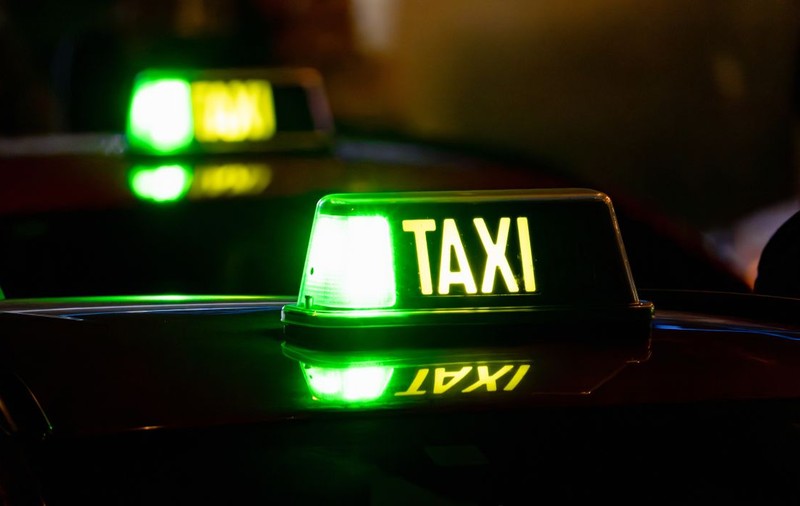 N-a vrut să plătească cursa, așa că un bărbat l-a înjunghiat pe taximetrist când a ajuns la destinație și i-a furat și 200 de lei, în Craiova